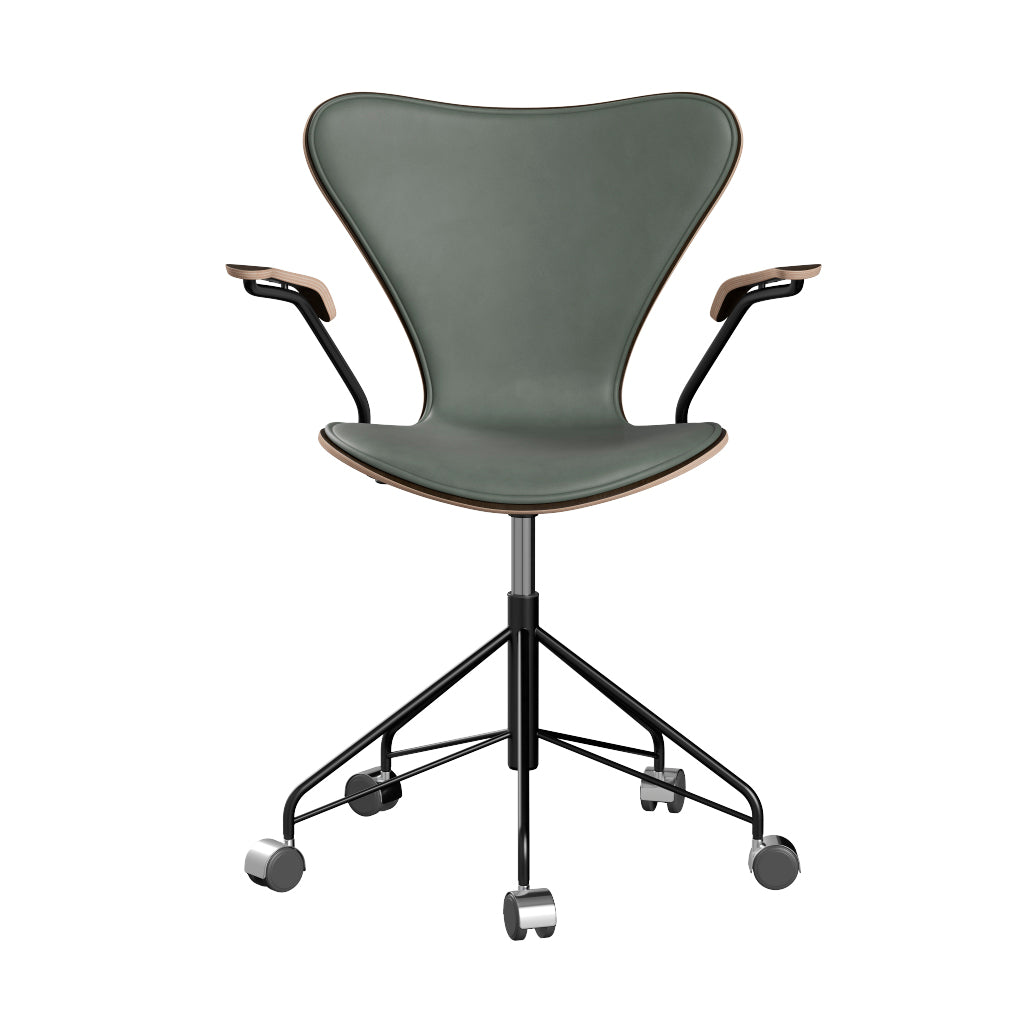 Fritz Hansen - 3217 kontorstol med armlæn, naturfiner og forsidepolstret i Grace læder - Mørkbejdset eg- Concrete Grey læder - Sort stel - Jacobsen Plus