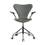 Fritz Hansen - 3217 kontorstol med armlæn, naturfiner og forsidepolstret i Grace læder - Mørkbejdset eg- Concrete Grey læder - Sort stel - Jacobsen Plus