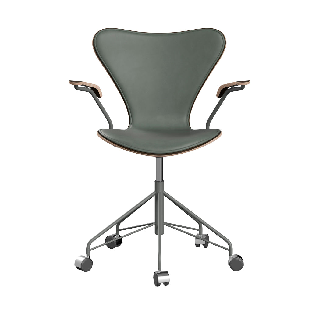 Fritz Hansen - 3217 kontorstol med armlæn, naturfiner og forsidepolstret i Grace læder - Mørkbejdset eg - Concrete Grey læder - Silver Grey stel - Jacobsen Plus