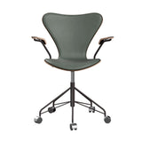 Fritz Hansen - 3217 kontorstol med armlæn, naturfiner og forsidepolstret i Grace læder - Mørkbejdset eg - Concrete Grey læder - Warm Graphite stel - Jacobsen Plus