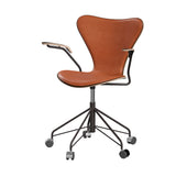 Fritz Hansen - 3217 kontorstol med armlæn, naturfiner og forsidepolstret i Grace læder - Mørkbejdset eg - Valnød læder - Warm Graphite stel - Jacobsen Plus