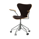 Fritz Hansen - 3217 kontorstol med armlæn, naturfiner og forsidepolstret i Grace læder - Elm - Mørk brun læder - Silver Grey stel - Jacobsen Plus
