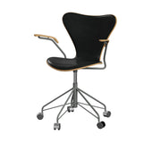 Fritz Hansen - 3217 kontorstol med armlæn, naturfiner og forsidepolstret i Grace læder - Eg - Sort læder - Silver Grey stel - Jacobsen Plus