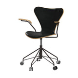 Fritz Hansen - 3217 kontorstol med armlæn, naturfiner og forsidepolstret i Grace læder - Eg - Sort læder - Warm Graphite stel - Jacobsen Plus