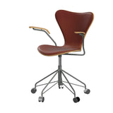 Fritz Hansen - 3217 kontorstol med armlæn, naturfiner og forsidepolstret i Grace læder - Eg - Kastanjebrun læder - Silver Grey stel - Jacobsen Plus