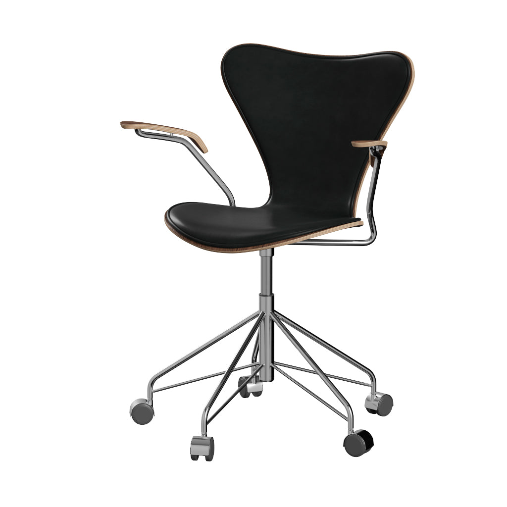 Fritz Hansen - 3217 kontorstol med armlæn, naturfiner og forsidepolstret i Grace læder - Valnød - Sort læder - Krom stel - Jacobsen Plus