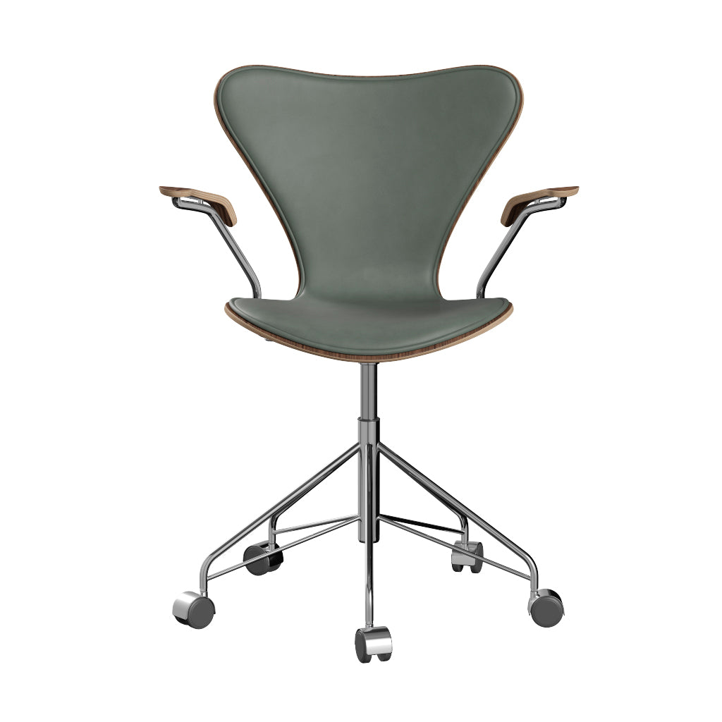 Fritz Hansen - 3217 kontorstol med armlæn, naturfiner og forsidepolstret i Grace læder - Valnød - Concrete Grey læder - Krom stel - Jacobsen Plus