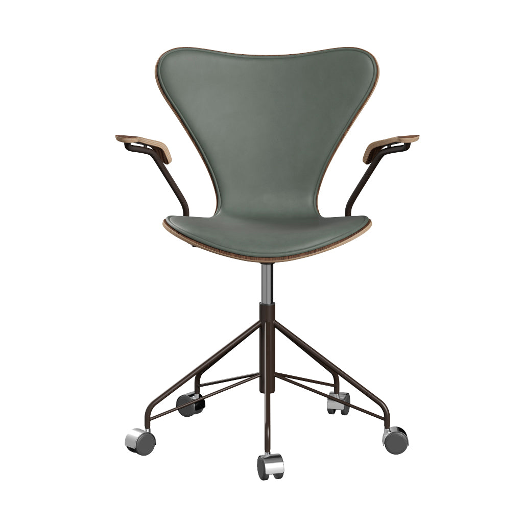 Fritz Hansen - 3217 kontorstol med armlæn, naturfiner og forsidepolstret i Grace læder - Valnød - Concrete Grey læder - Brown Bronze stel - Jacobsen Plus