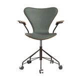 Fritz Hansen - 3217 kontorstol med armlæn, naturfiner og forsidepolstret i Grace læder - Valnød - Concrete Grey læder - Brown Bronze stel - Jacobsen Plus