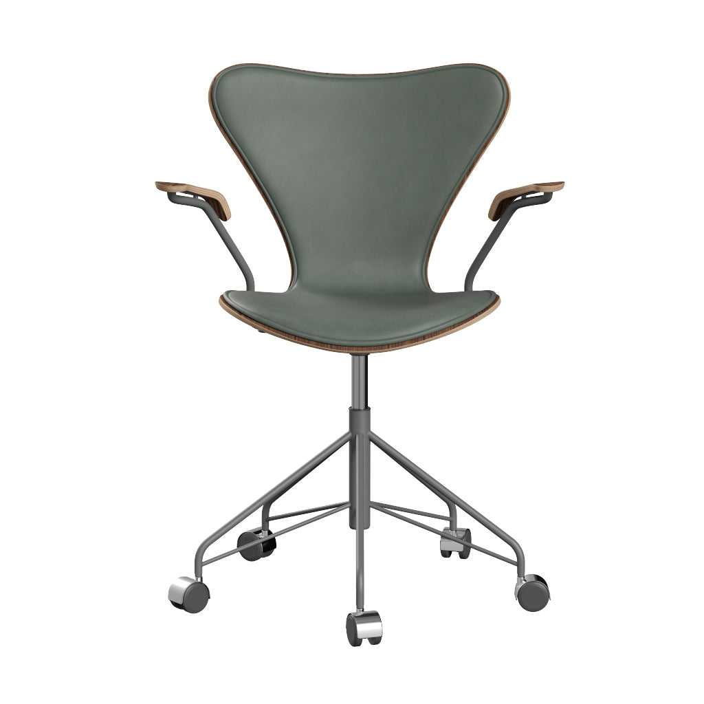 Fritz Hansen - 3217 kontorstol med armlæn, naturfiner og forsidepolstret i Grace læder - Valnød - Concrete Grey læder - Silver Grey stel - Jacobsen Plus