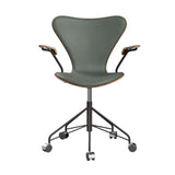 Fritz Hansen - 3217 kontorstol med armlæn, naturfiner og forsidepolstret i Grace læder - Valnød - Concrete Grey læder - Warm Graphite stel - Jacobsen Plus