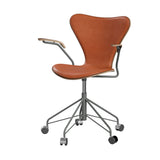 Fritz Hansen - 3217 kontorstol med armlæn, naturfiner og forsidepolstret i Grace læder - Valnød - Valnød læder - Silver Grey stel - Jacobsen Plus
