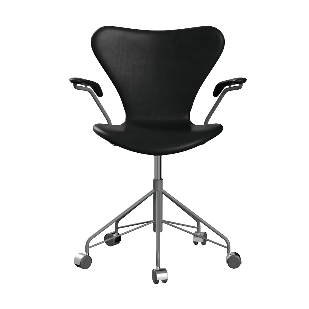 Fritz Hansen - 3217 kontorstol med armlæn, fuldpolstret i Grace læder - Sort læder - Silver Grey stel - Jacobsen Plus