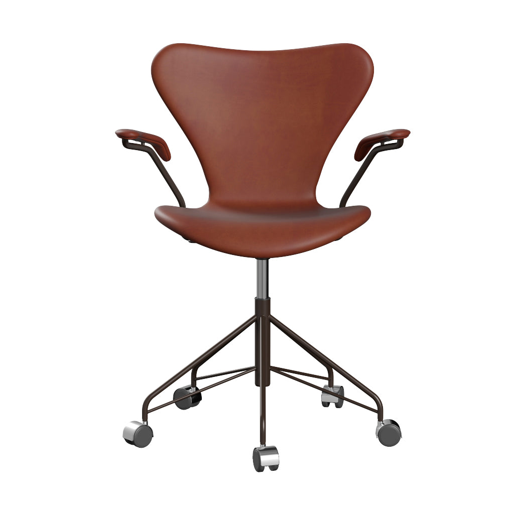 Fritz Hansen - 3217 kontorstol med armlæn, fuldpolstret i Grace læder - Kastanjebrun læder - Brown Bronze stel - Jacobsen Plus