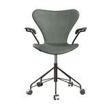 Fritz Hansen - 3217 kontorstol med armlæn, fuldpolstret i Grace læder - Concrete Grey læder - Brown Bronze stel - Jacobsen Plus
