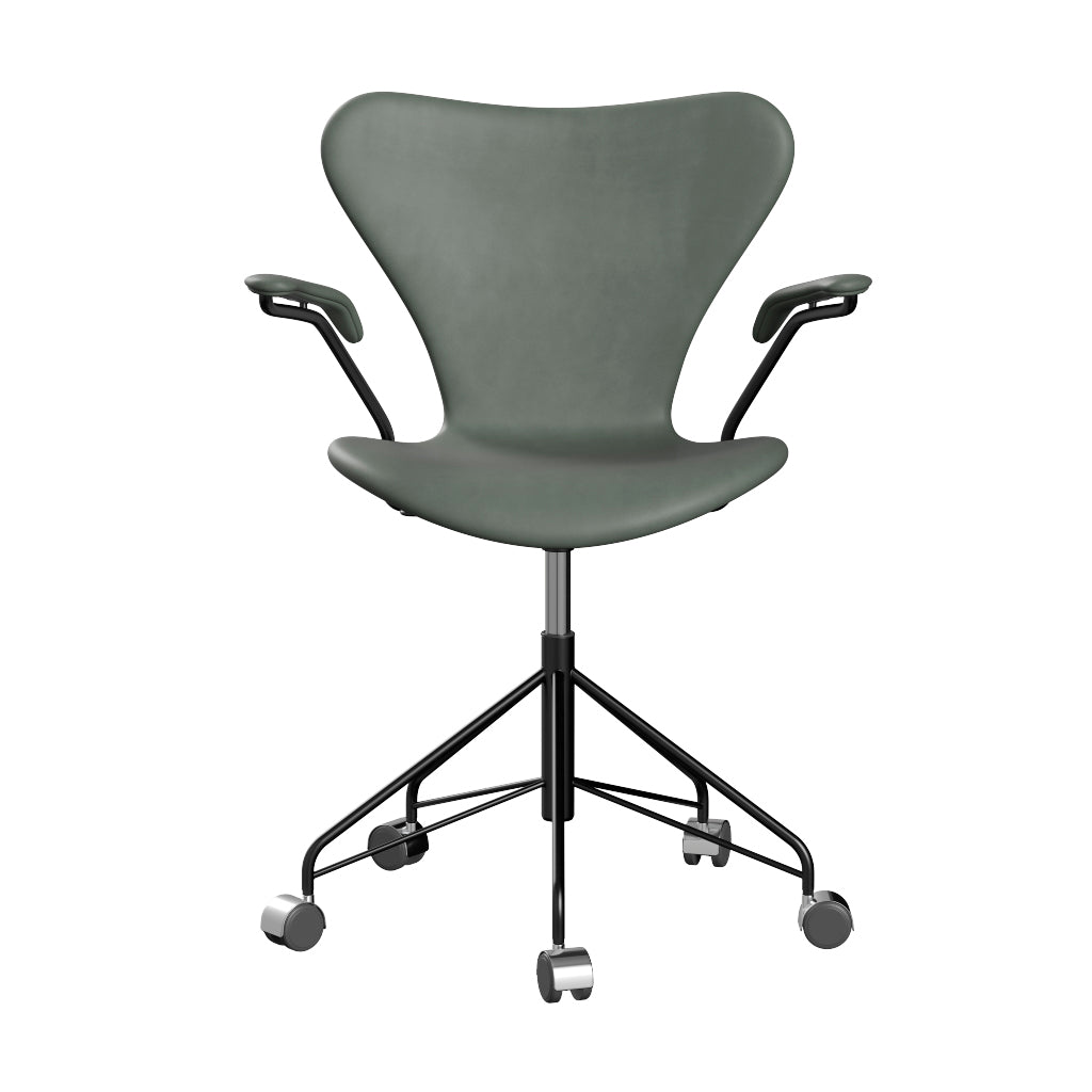 Fritz Hansen - 3217 kontorstol med armlæn, fuldpolstret i Grace læder - Concrete Grey læder - Sort stel - Jacobsen Plus