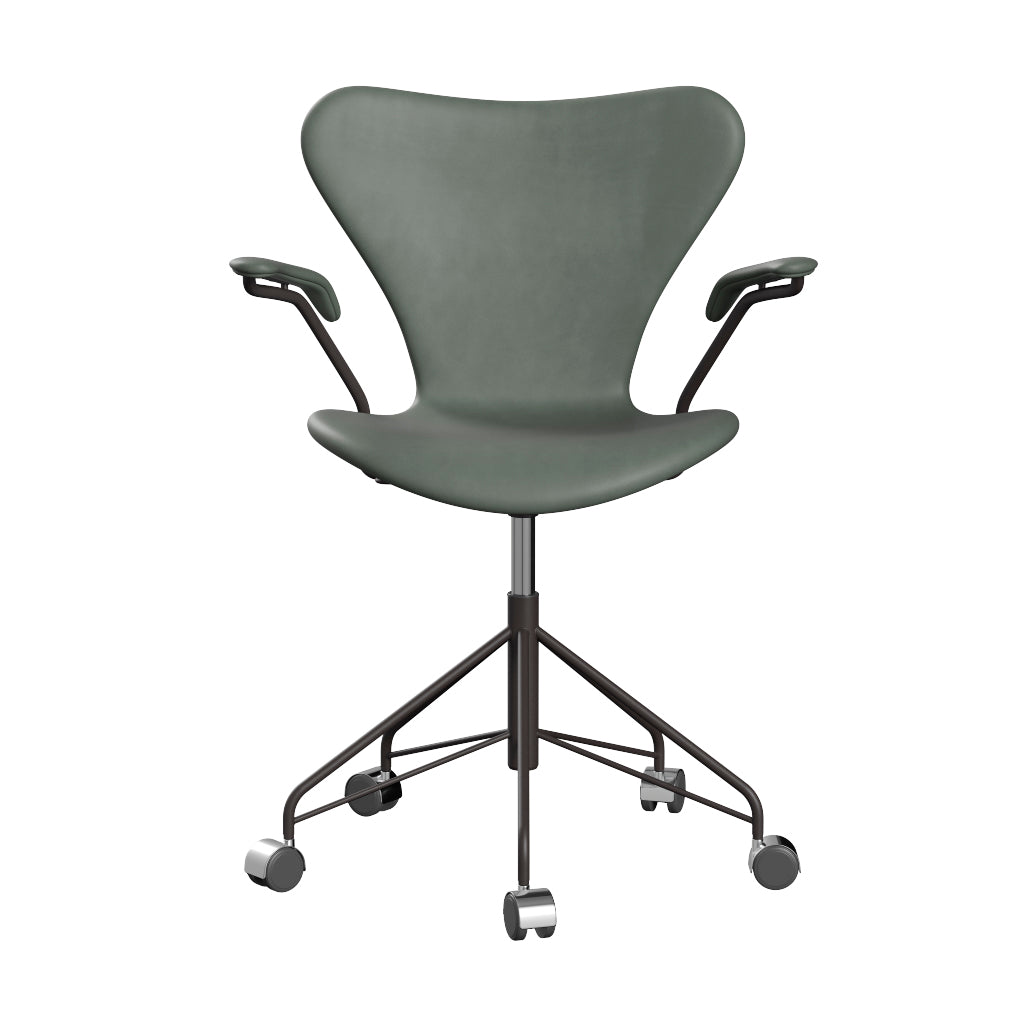 Fritz Hansen - 3217 kontorstol med armlæn, fuldpolstret i Grace læder - Concrete Grey læder - Warm Graphite stel - Jacobsen Plus