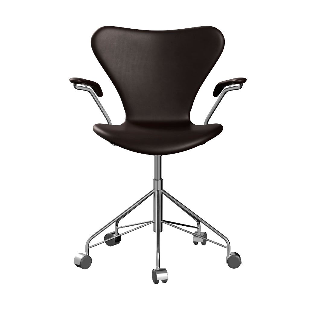 Fritz Hansen - 3217 kontorstol med armlæn, fuldpolstret i Grace læder - Mørk brun læder - Krom stel - Jacobsen Plus