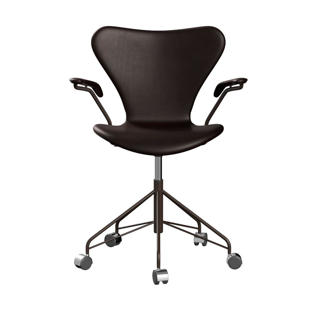 Fritz Hansen - 3217 kontorstol med armlæn, fuldpolstret i Grace læder - Mørk brun læder - Brown Bronze stel - Jacobsen Plus