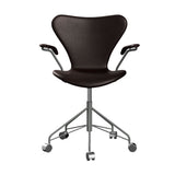 Fritz Hansen - 3217 kontorstol med armlæn, fuldpolstret i Grace læder - Mørk brun læder - Silver Grey stel - Jacobsen Plus