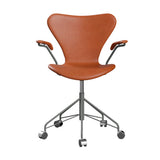 Fritz Hansen - 3217 kontorstol med armlæn, fuldpolstret i Grace læder - Valnød læder - Silver Grey stel - Jacobsen Plus