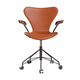 Fritz Hansen - 3217 kontorstol med armlæn, fuldpolstret i Grace læder - Valnød læder - Warm Graphite stel - Jacobsen Plus