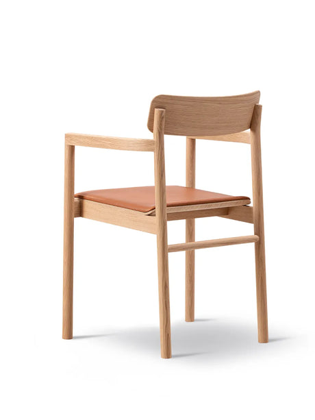Post Esszimmerstuhl licht geölt Eiche, Sitz gepolstert max 95 Cognac Leder von Fredericia Furniture - 4 - Jacobsen Plus