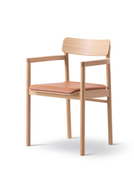 Post Esszimmerstuhl licht geölt Eiche, Sitz gepolstert max 95 Cognac Leder von Fredericia Furniture - 3 - Jacobsen Plus