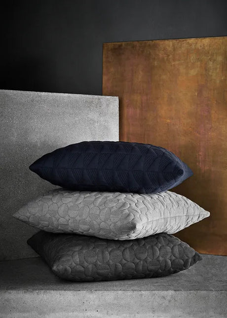 Trapez Kissen 60x40 in Midnight Blue von Arne Jacobsen - 2 - Jacobsen Plus