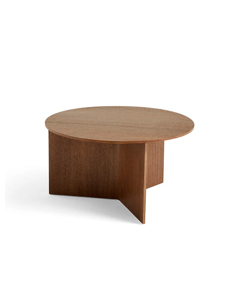 Slit borde i træ fra Hay - XL Round- Ø 65 x H 35,5 cm / Lakeret valnød - Jacobsen Plus