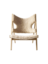 Knitting Lounge Chair, Sheepskin fra Audo Copenhagen - Sheepskin Nature - Natural Oak - Jacobsen Plus
