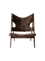 Knitting Lounge Chair, Sheepskin fra Audo Copenhagen - Sheepskin Root - Dark Stained Oak - Jacobsen Plus