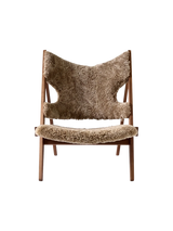 Knitting Lounge Chair, Sheepskin fra Audo Copenhagen - Sheepskin Sahara - Walnut - Jacobsen Plus