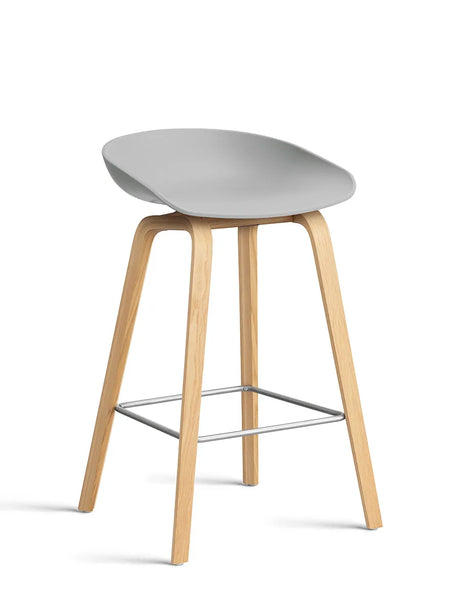 About a Stool AAS32 von HAY - Niedrig - B 50 x T 43 x H 64-75 cm / Concrete Grau / Lackierte Eiche - Jacobsen Plus