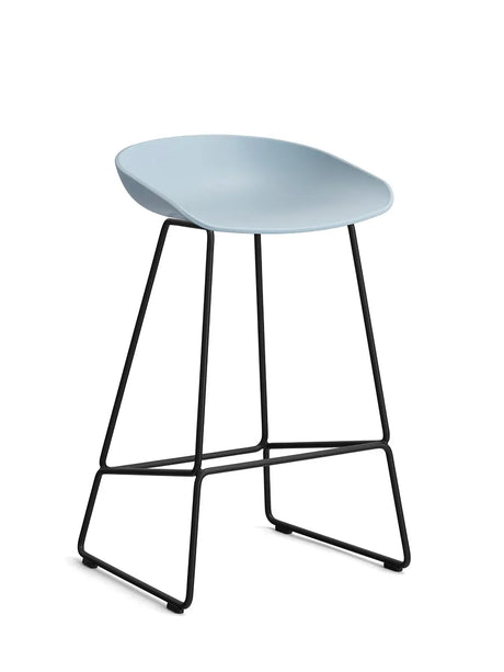 About a Stool AAS38 von HAY - Niedrig - B 47 x T 45 x H 65-76 cm / Schieferblau / Schwarz pulverbeschichteter Stahl - Jacobsen Plus