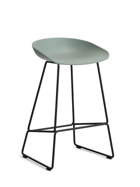 About a Stool AAS38 von HAY - Niedrig - B 47 x T 45 x H 65-76 cm / Fall Green / Schwarz pulverbeschichteter Stahl - Jacobsen Plus