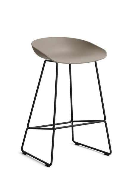 About a Stool AAS38 von HAY - Niedrig - B 47 x T 45 x H 65-76 cm / Khaki / Schwarz pulverbeschichteter Stahl - Jacobsen Plus