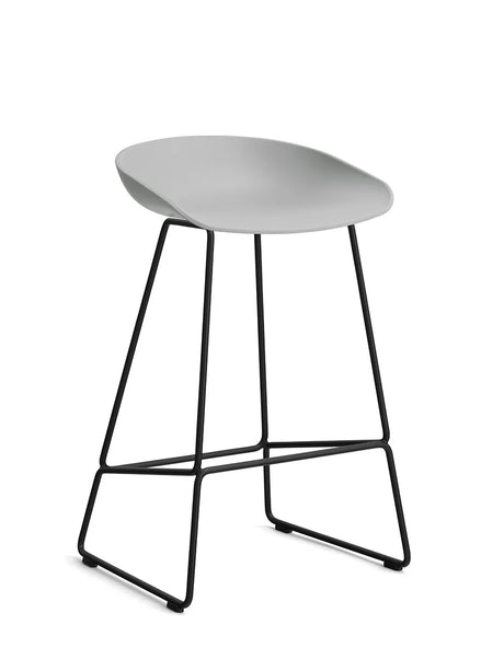 About a Stool AAS38 von HAY - Niedrig - B 47 x T 45 x H 65-76 cm / Concrete Grau / Schwarz pulverbeschichteter Stahl - Jacobsen Plus