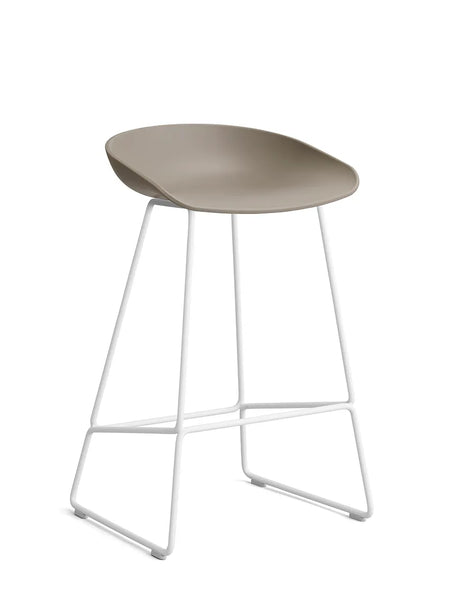 About a Stool AAS38 von HAY - Niedrig - B 47 x T 45 x H 65-76 cm / Khaki / Weiß pulverbeschichteter Stahl - Jacobsen Plus
