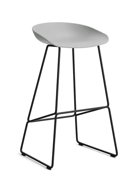 About a Stool AAS38 von HAY - Hoch - B 50 x T 48 x H 75-86 cm / Concrete Grau / Schwarz pulverbeschichteter Stahl - Jacobsen Plus