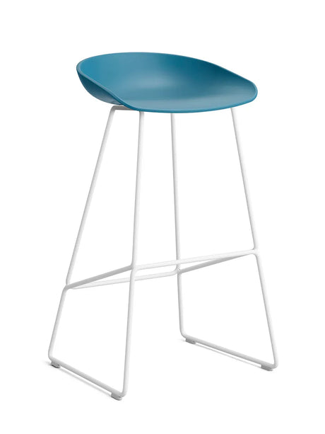 About a Stool AAS38 von HAY - Hoch - B 50 x T 48 x H 75-86 cm / Azureblau / Weiß pulverbeschichteter Stahl - Jacobsen Plus