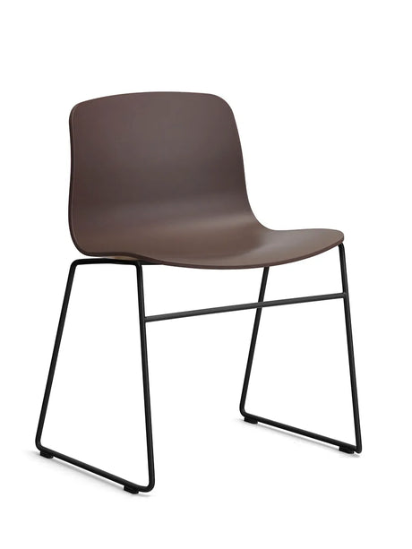 About a Chair AAC08 fra Hay - Raisin / Sort pulverlakeret stål - Jacobsen Plus