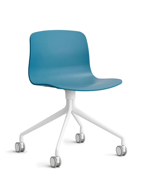 About a Chair AAC14 fra Hay - Azure Blue / Hvid pulverlakeret aluminium - Jacobsen Plus