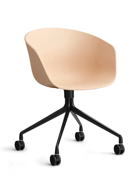 About a Chair AAC24 von Hay - Pale Peach / Schwarz pulverbeschichtetes Aluminium - Jacobsen Plus