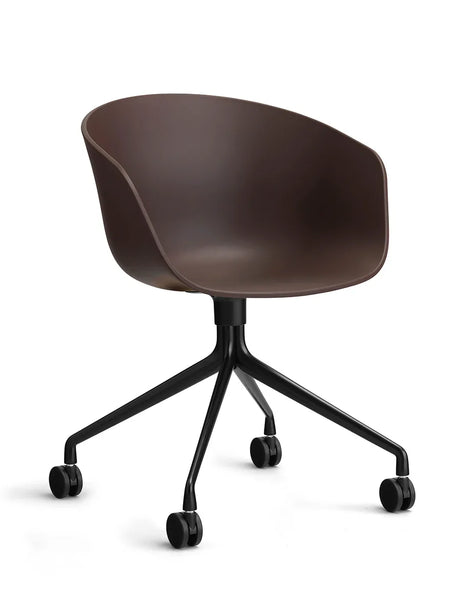 About a Chair AAC24 von Hay - Raisin / Schwarz pulverbeschichtetes Aluminium - Jacobsen Plus
