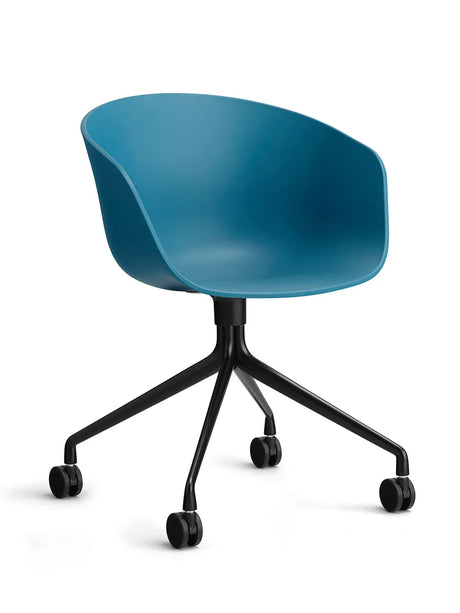 About a Chair AAC24 von Hay - Azureblau / Schwarz pulverbeschichtetes Aluminium - Jacobsen Plus