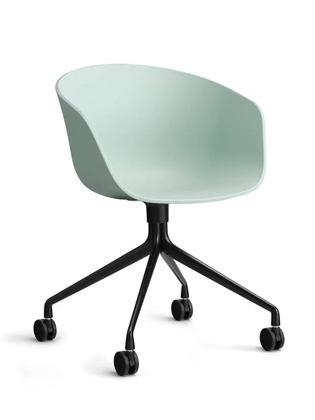 About a Chair AAC24 von Hay - Dusty Mint / Schwarz pulverbeschichtetes Aluminium - Jacobsen Plus