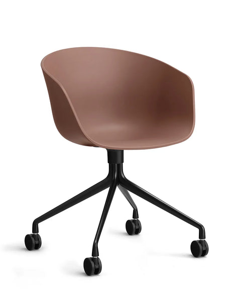 About a Chair AAC24 von Hay - Soft Brick / Schwarz pulverbeschichtetes Aluminium - Jacobsen Plus