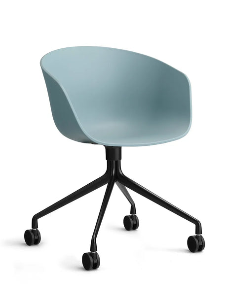 About a Chair AAC24 von Hay - Dusty Blue / Schwarz pulverbeschichtetes Aluminium - Jacobsen Plus
