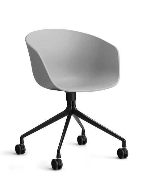 About a Chair AAC24 von Hay - Concrete Grau / Schwarz pulverbeschichtetes Aluminium - Jacobsen Plus
